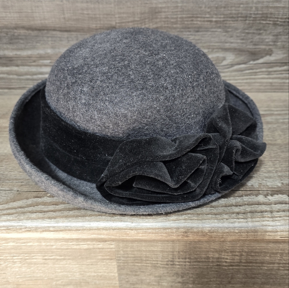 Groupo Italiano grey wool hat with with black trim. Made in Italy